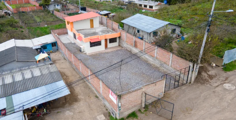 Casa más terreno en Huachi Grande