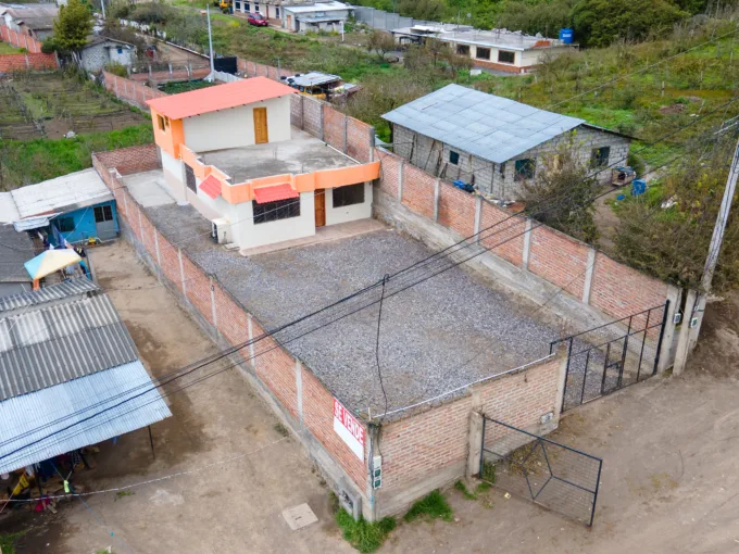 Casa más terreno en Huachi Grande